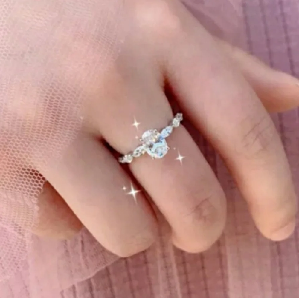 Dazzling Silver Women's Ring - Picture 1 of 6